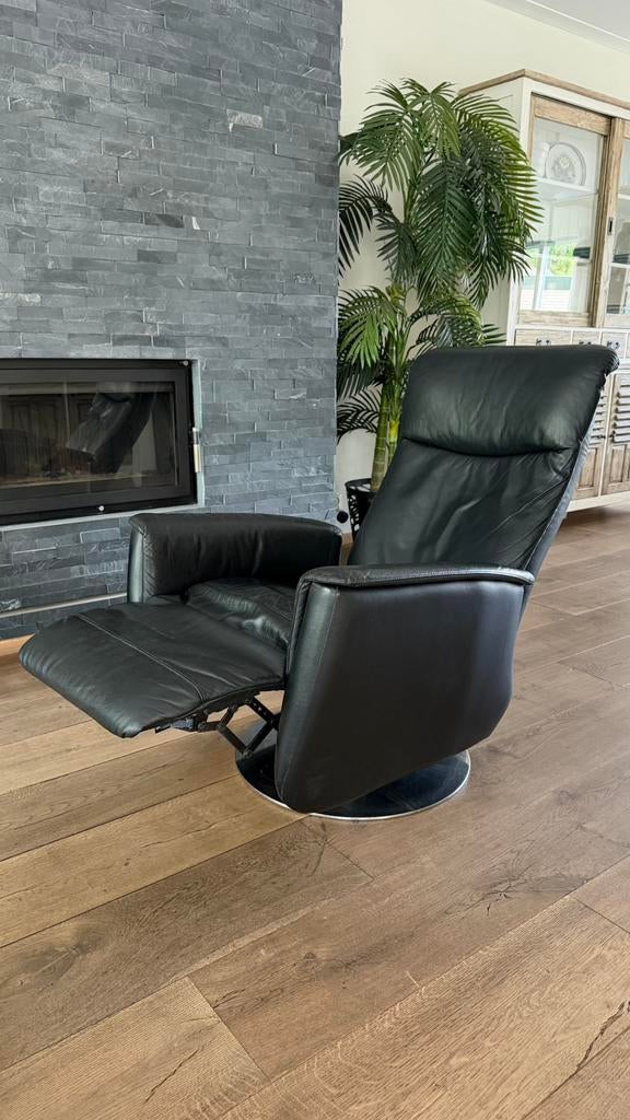Draai fauteuil met ligstand zwart rundleder, Huis en Inrichting, Fauteuils, Ophalen, Minder dan 75 cm, Leer, Zo goed als nieuw