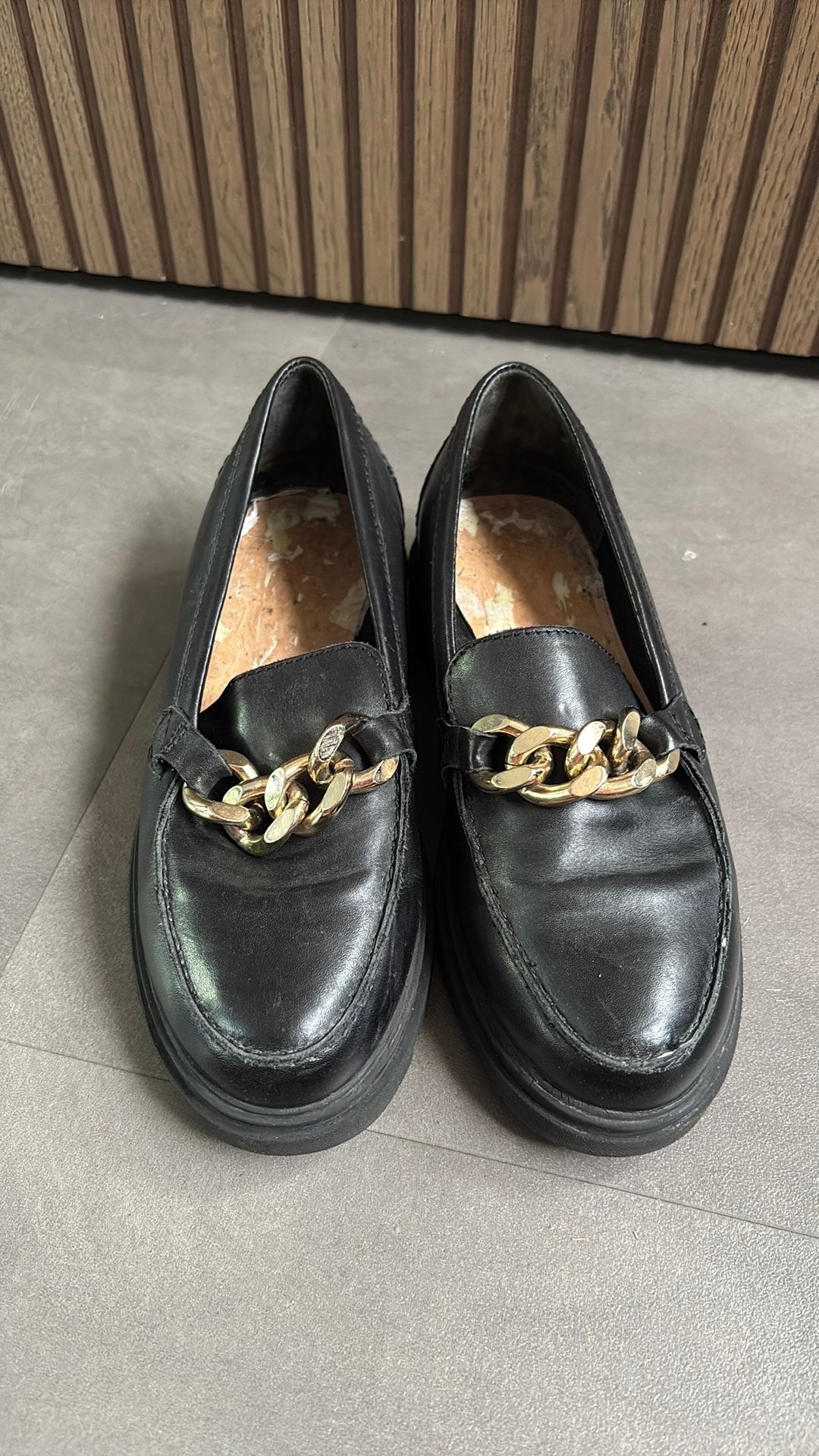 Nelson zwarte loafers met gouden ketting – maat 36, Kleding | Dames, Schoenen, Zo goed als nieuw, Instappers, Zwart, Ophalen of Verzenden