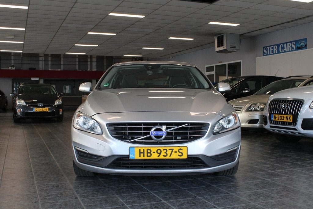 Volvo V60 2.0 T3 Momentum, Nieuwe distributieriem, NAP, APK, Auto's, Volvo, Voorwielaandrijving, Gebruikt, Euro 6, 4 cilinders