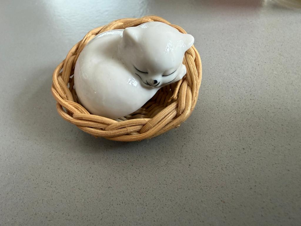 Vintage miniatuur kermamiek poes in mand - jaren 50, Ophalen of Verzenden, Zo goed als nieuw, Dier