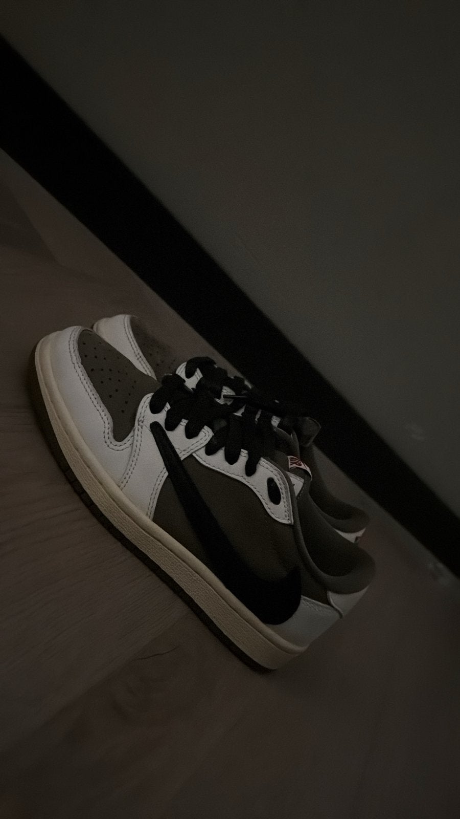 Nike Air Jordan 1 Low Travis Scott Reverse Mocha, Kleding | Dames, Schoenen, Ophalen of Verzenden, Zo goed als nieuw, Overige kleuren