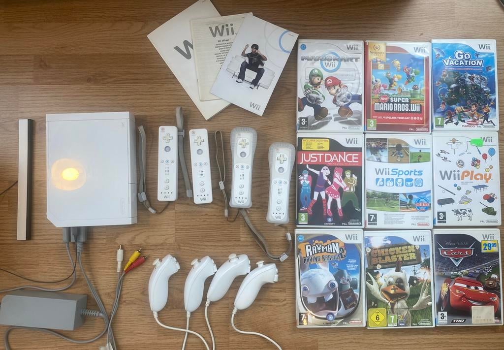 Complete Nintendo Wii set + 4x controller + 4x nunchucks, Spelcomputers en Games, Spelcomputers | Nintendo Wii, Gebruikt, Met 3 controllers of meer