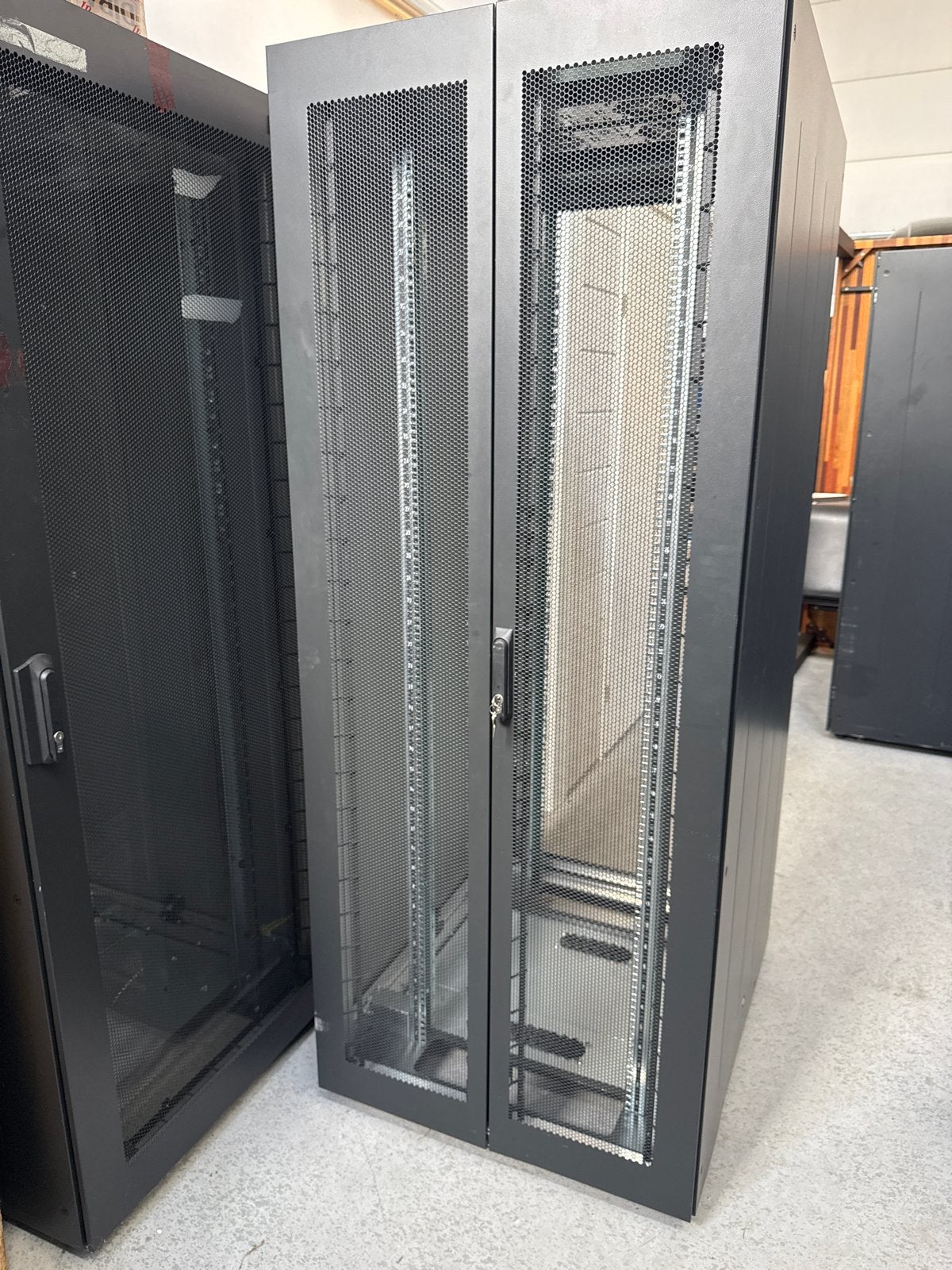 Foto 3 van Emerson Knürr / Vertiv DCM 42U Serverkast - 24 stuks