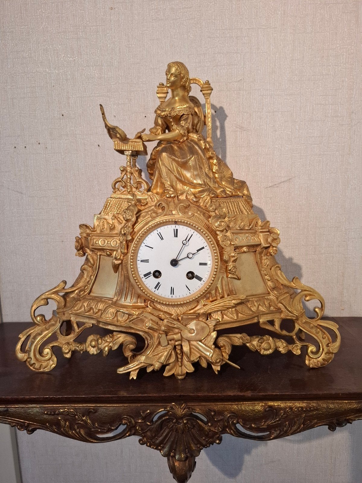 Antieke vergulde bronzen pendule met dame aan schrijftafel, Ophalen of Verzenden