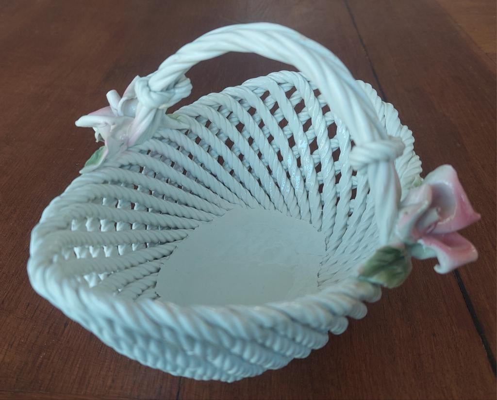 Bassano keramiek. Porseleinen mand met roze bloemen, Antiek en Kunst, Ophalen