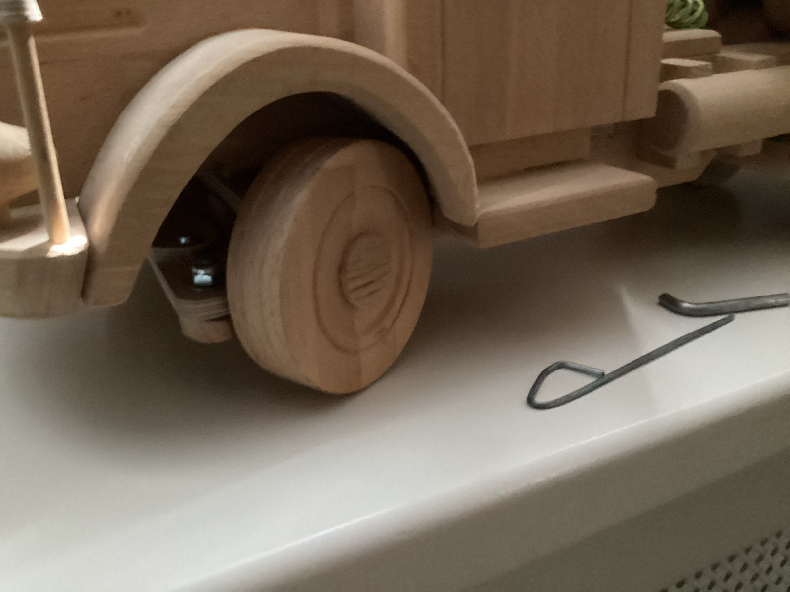 Houten speelgoed vrachtwagen met uitschuifbare oplegger, Kinderen en Baby's, Speelgoed | Houten speelgoed, Ophalen, Zo goed als nieuw