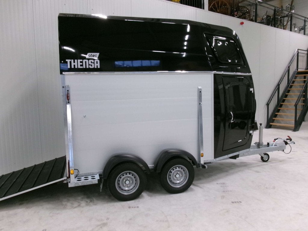 Nieuwe Atec 1,5 Paards trailer. Thensa 1600. Incl zadelkamer, Ophalen, Info@voskamphall.nl, Voskamp Hall, 1½-paards trailer