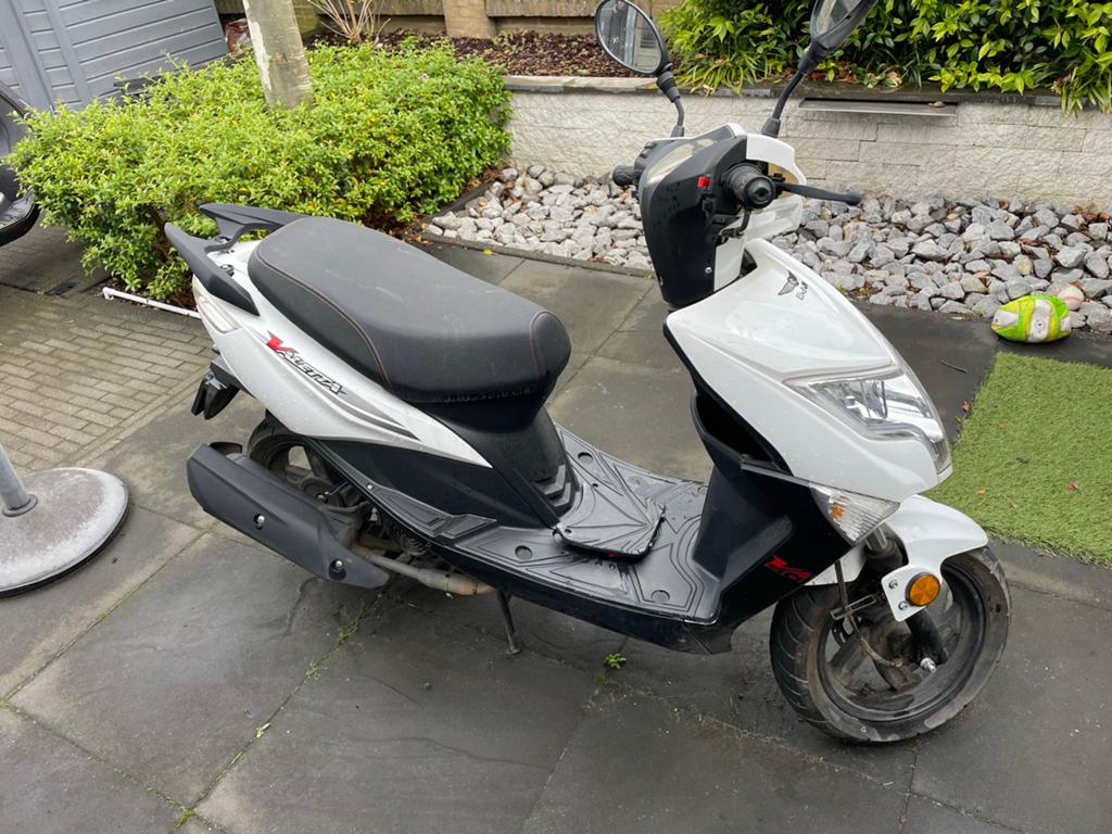 Te koop mooie scooter blauwe plaat, Fietsen en Brommers, Ophalen of Verzenden, Gebruikt, Benzine, Overige modellen