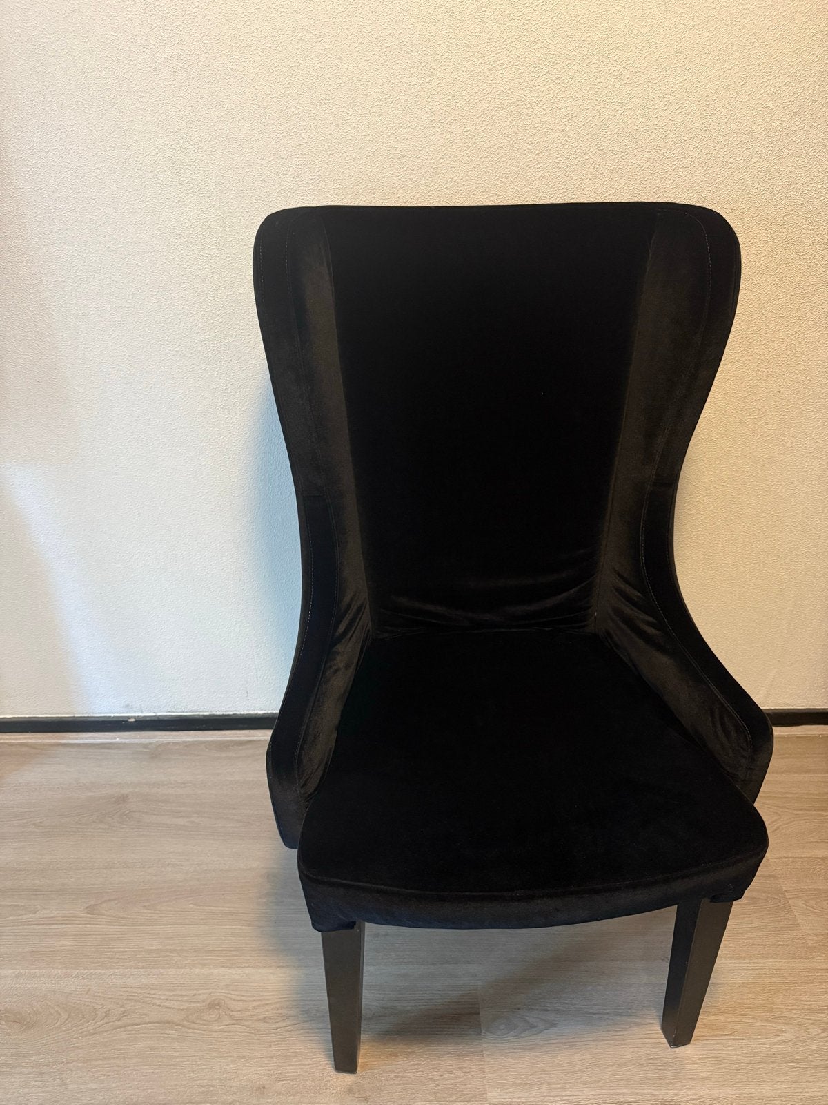 Zwarte fluwelen stoel - Elegant en comfortabel, Ophalen, Zwart, Zo goed als nieuw, Eén