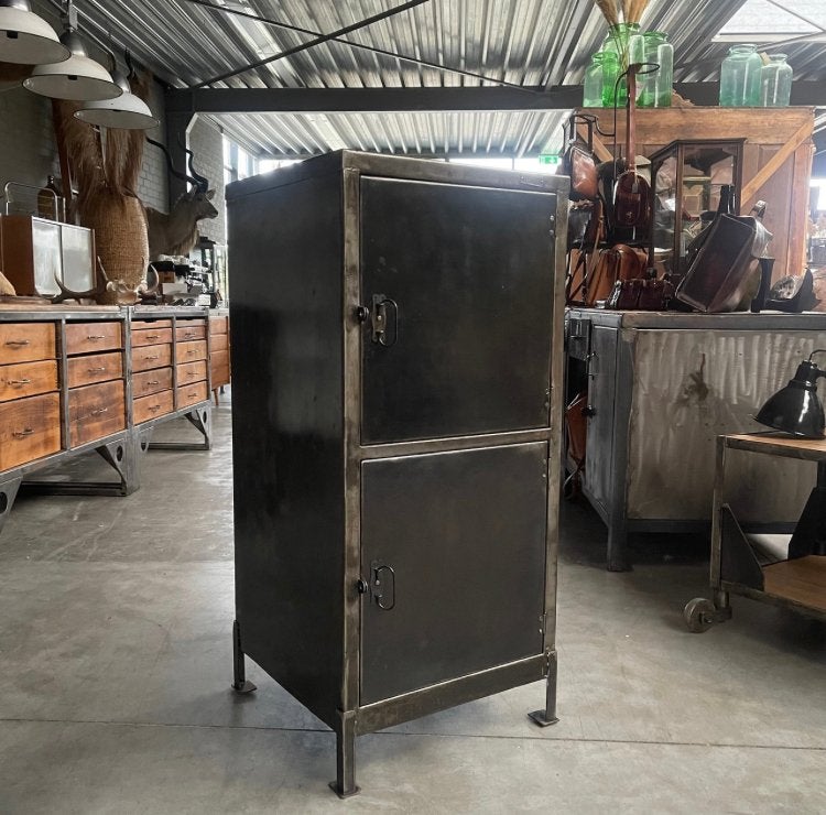 Oud stalen kastje, industriële kast, vintage dressoir, Ophalen