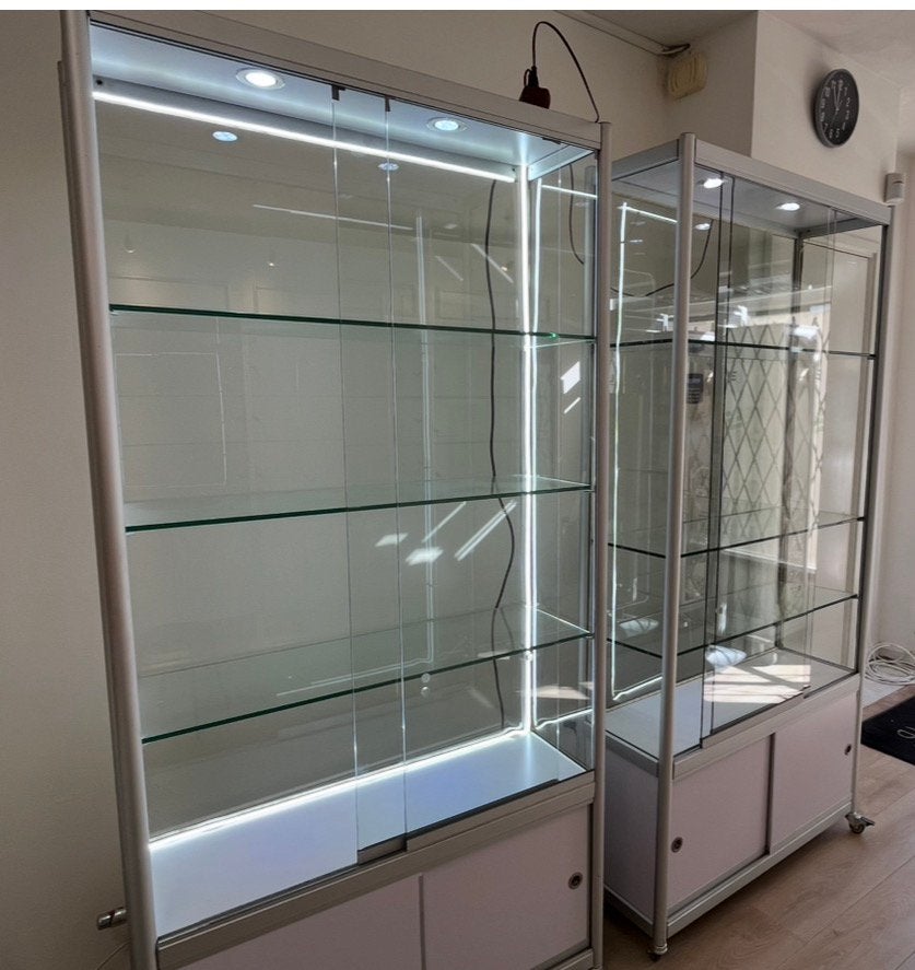 2x Glazen Vitrinekasten met slot, wieltjes en verlichting, Ophalen, Met plank(en), Eu, Gebruikt
