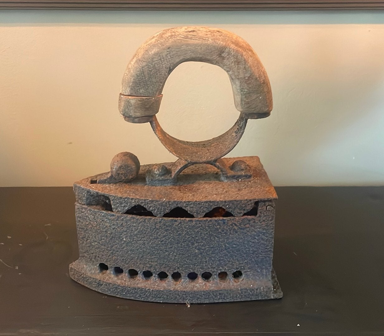 Koolstrijkijzer - antiek gietijzer - met houten greep, Ophalen of Verzenden