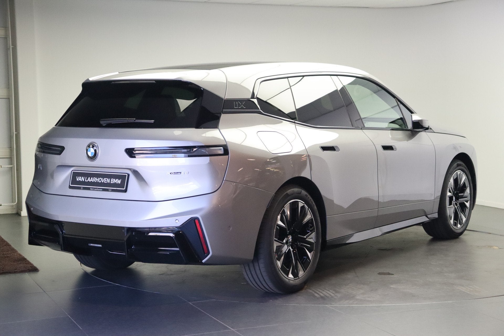 BMW iX xDrive60 M Sport / Panoramadak Sky Lounge / Trekhaak, Automaat, Dealer onderhouden, IX, Leder