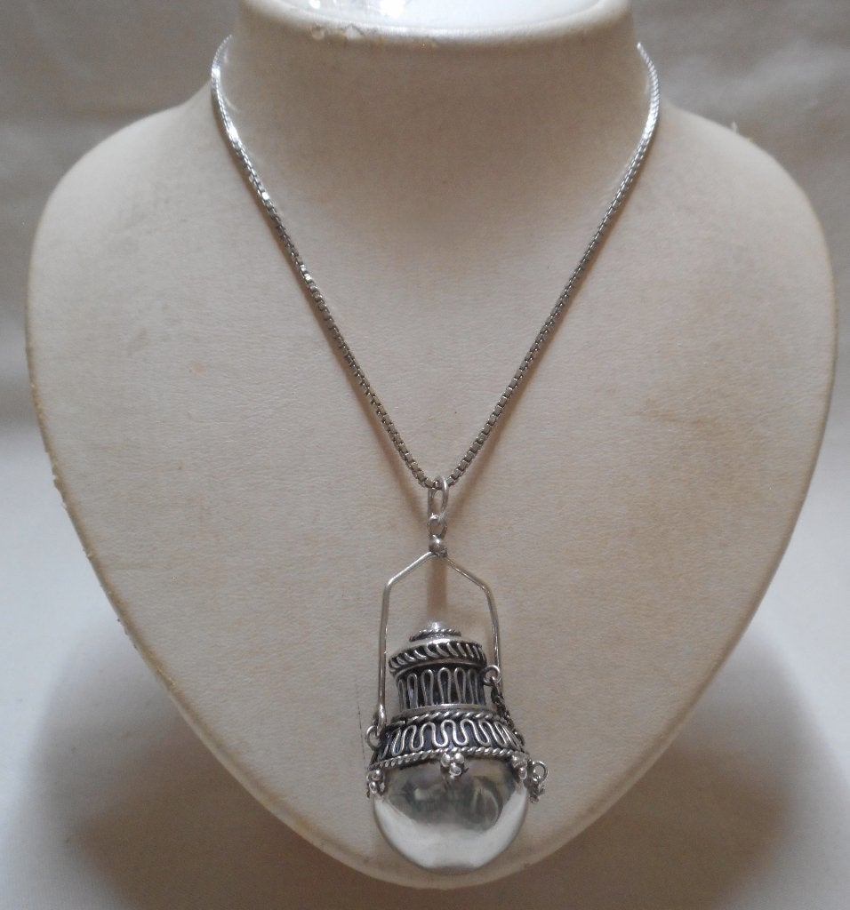 Zilveren vintage ketting met parfum fles hanger nr.1162, Verzenden, Zilver, Ketting