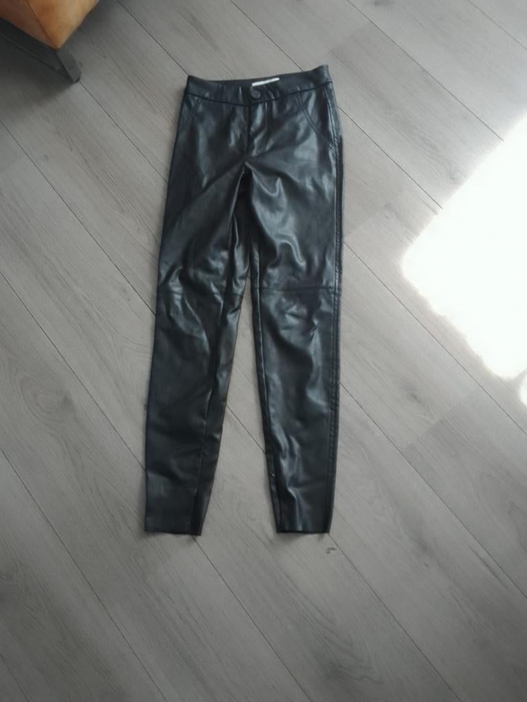 Zwarte latex broek - Primark - Maat 36 (S), Kleding | Dames, Ophalen, Primark, Zwart, Zo goed als nieuw