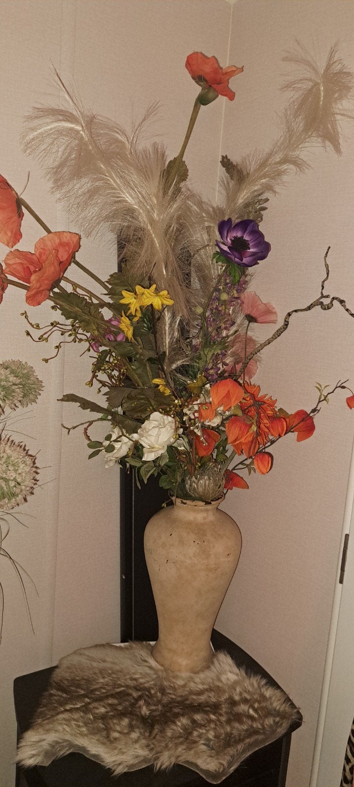 Grote vaas met kunstbloemen en pluimen, Met patroon/structuur, Beige, Ophalen of Verzenden, Zo goed als nieuw
