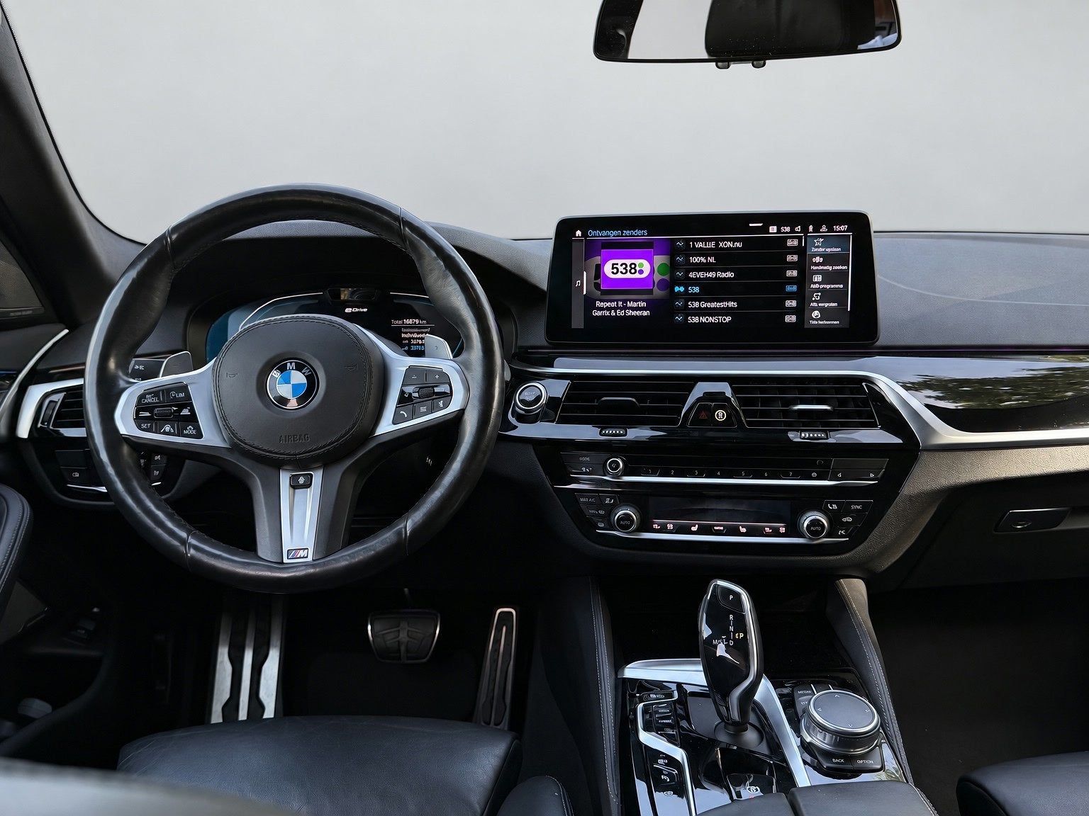 Foto 2 van BMW 5-serie Touring 530e M sport PLUS, panoramadak, electr t