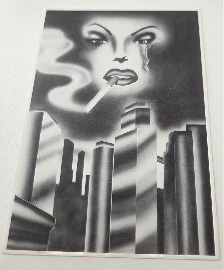 Rokende vrouw met traan boven skyline stad, Verzamelen, Verzenden, 1980 tot heden, Ongelopen, Overige thema's