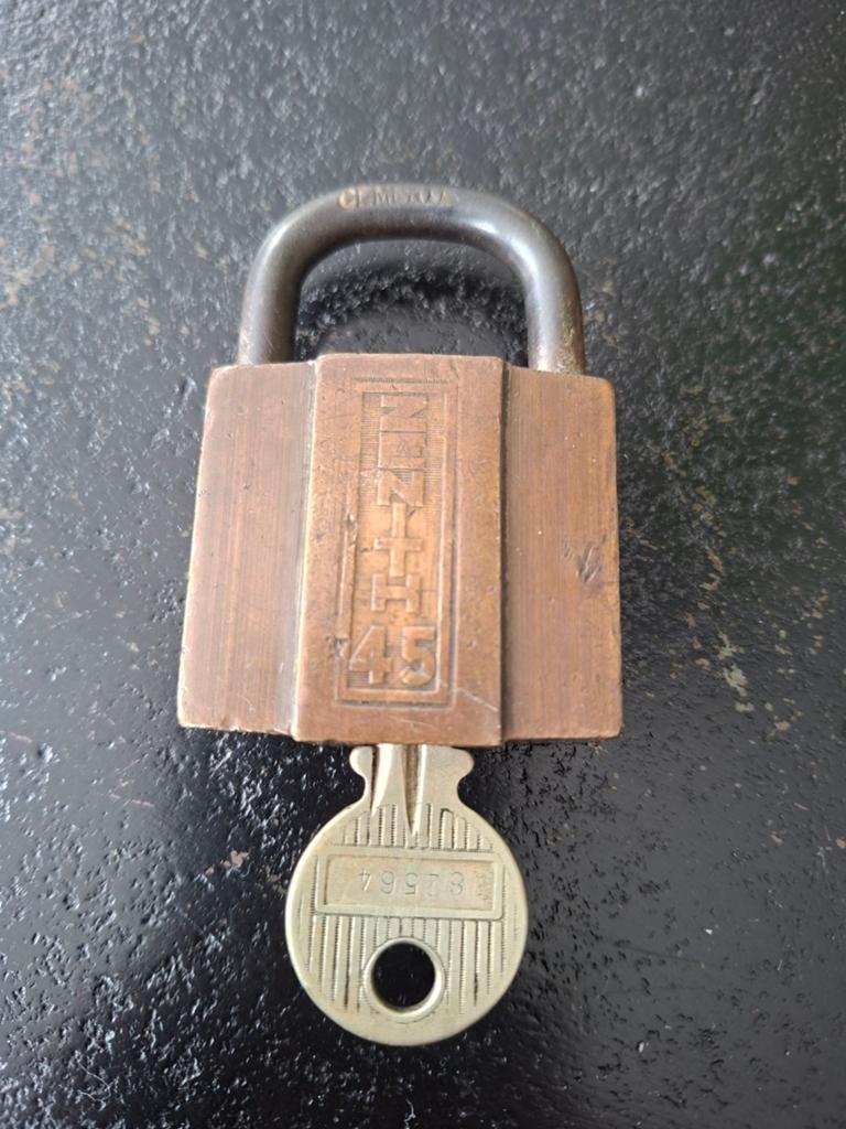 Antiek Zenith 45 hangslot met originele sleutel €12,95, Antiek en Kunst, Antiek | Gereedschap en Instrumenten, Ophalen of Verzenden
