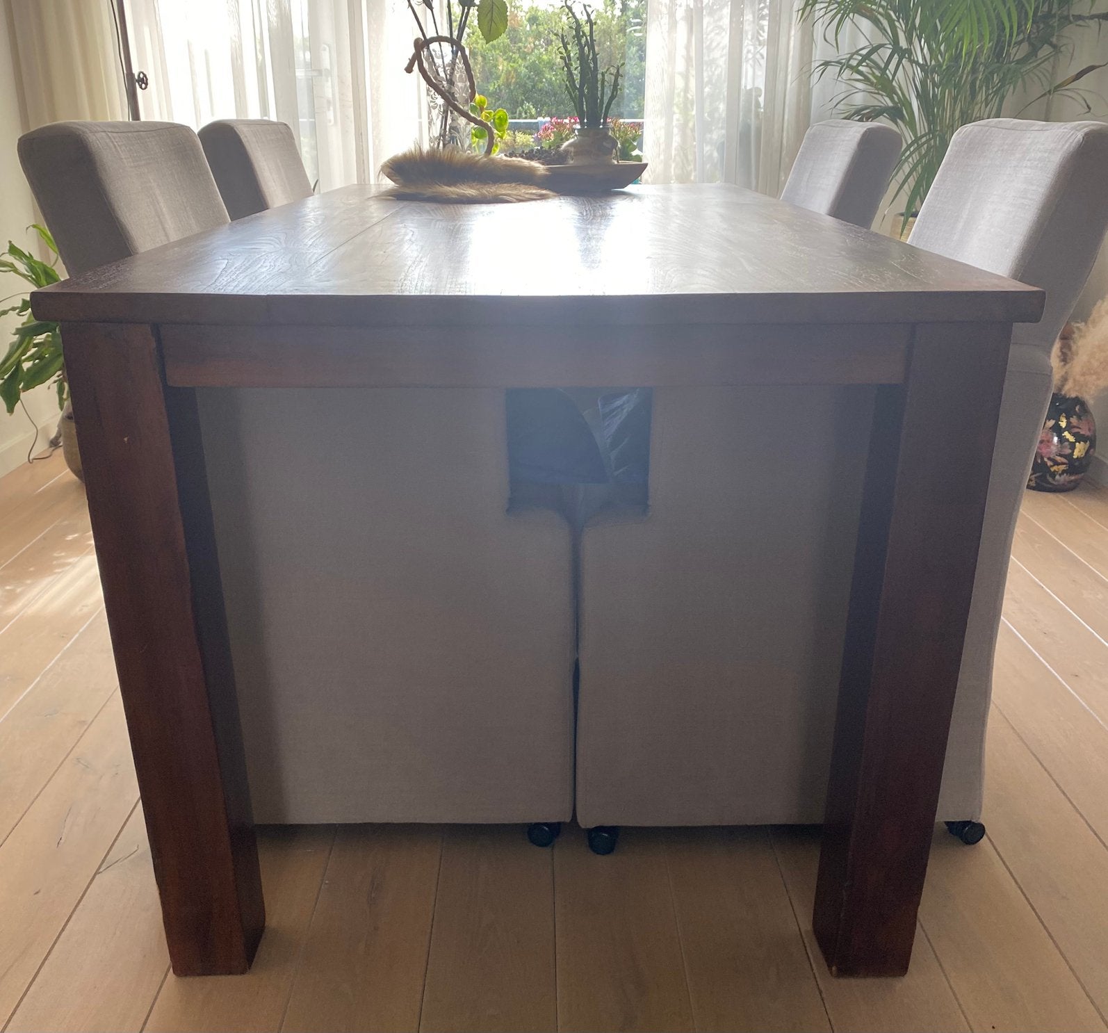 Teakhouten eethoek met vier verrijdbare gestoffeerde stoelen, Huis en Inrichting, Complete eetkamers, Ophalen, Gebruikt, 4 tot 6 stoelen