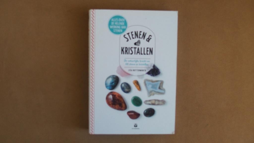 Stenen & Kristallen - natuurlijke kracht van 68 stenen, Boeken, Achtergrond en Informatie, Spiritualiteit algemeen, Lisa Butterworth