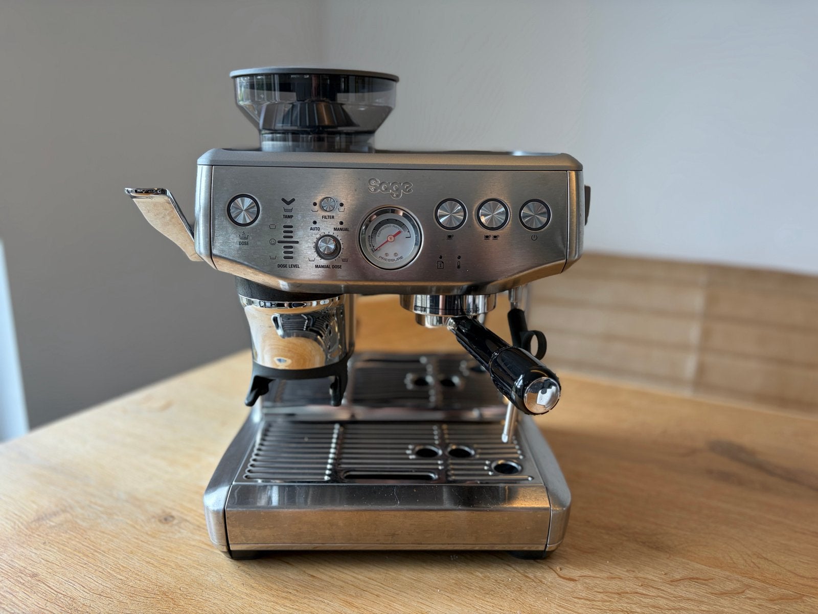Sage Barista Express Impress - RVS Espressomachine + extra’s, Espresso apparaat, Ophalen of Verzenden, Zo goed als nieuw, Afneembaar waterreservoir