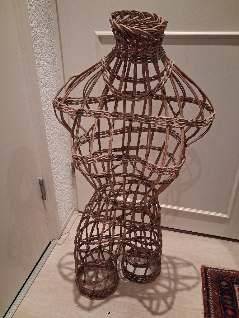 Decoratieve paspop van wilgenteen, Ophalen