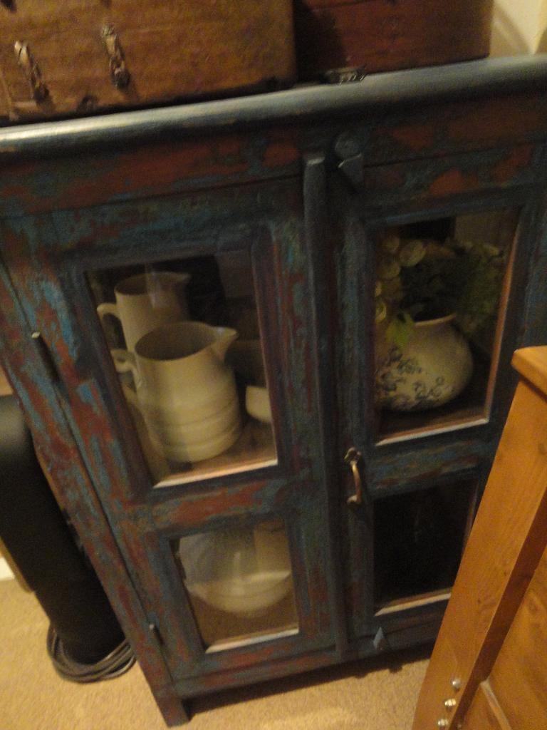 fraaie oude BLAUWE VITRINEKAST, 2 laags, Ophalen