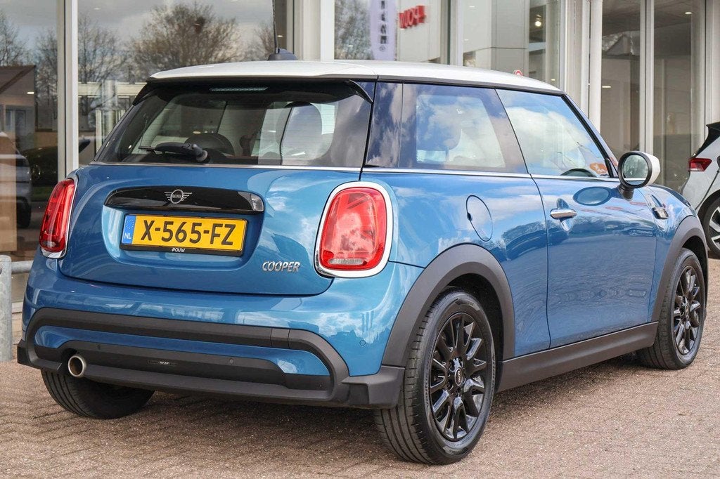 MINI 3-Deurs 1.5 136pk AUT Cooper Camden Edition | Navigatie, Auto's, Mini, 12 maanden, 136 pk, Gebruikt, Leder en Stof