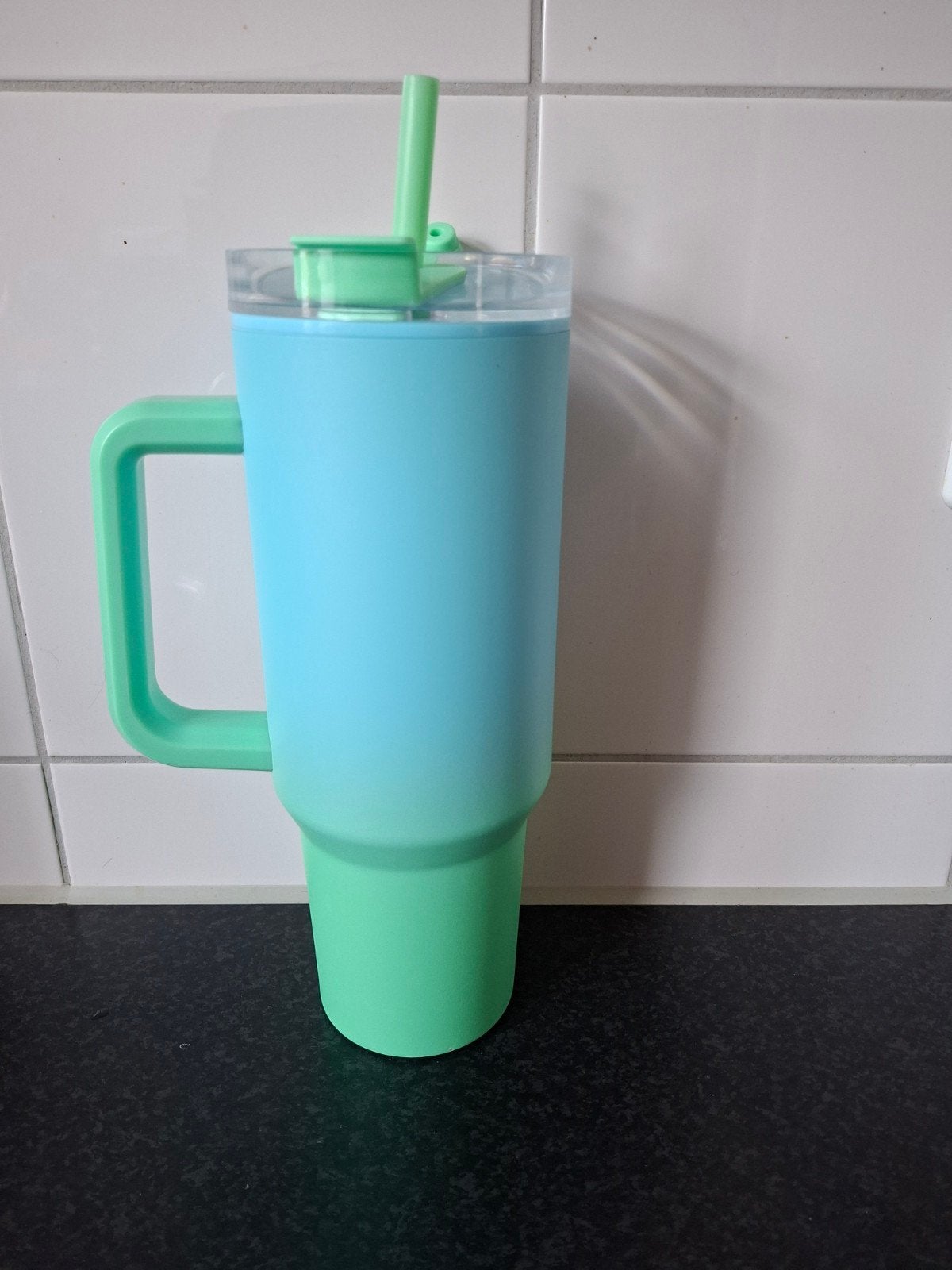 Groen blauwe beker met rietje, Huis en Inrichting, Keuken | Keukenbenodigdheden, Ophalen, Blauw, Zo goed als nieuw, Metaal