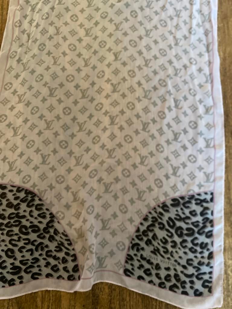Louis Vuitton Sjaal met Luipaardprint, Ophalen of Verzenden, Zo goed als nieuw, Sjaal
