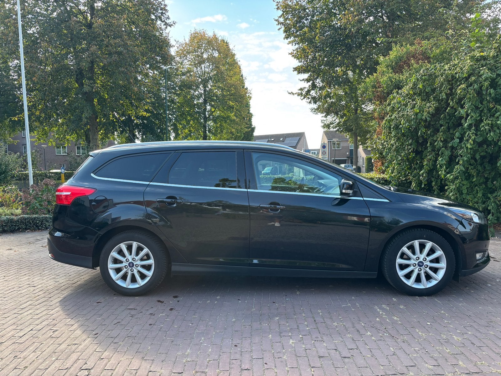 Ford Focus Wagon 1.0 - 125 PK AUT 2016 -179.500 km, Zwart, Zwart, 1245 kg, Particulier