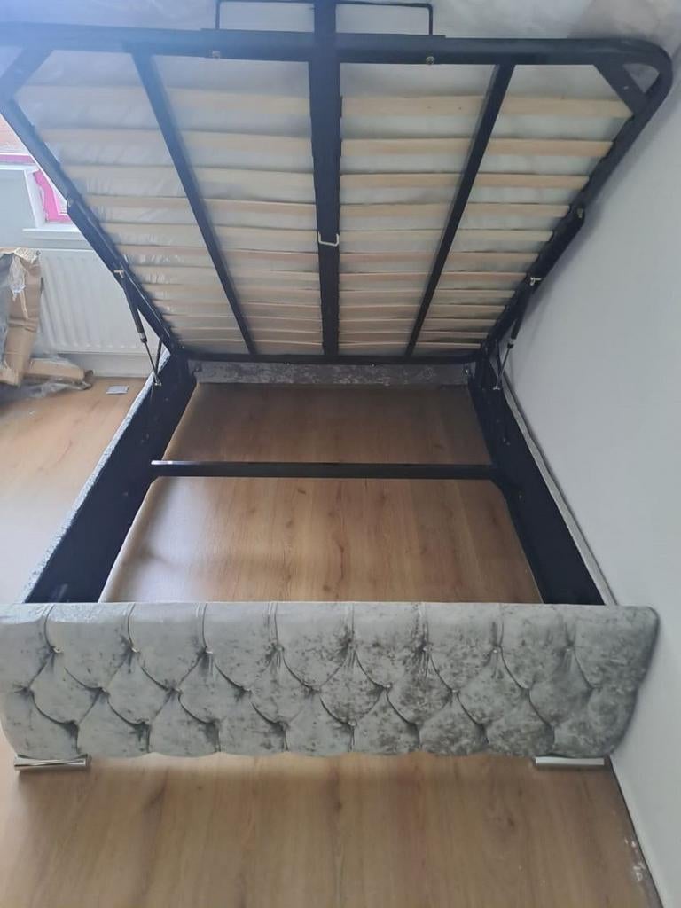 Luxe modern gestoffeerd bed – kingsize bed – als nieuw
    g, Verzenden, Nieuw