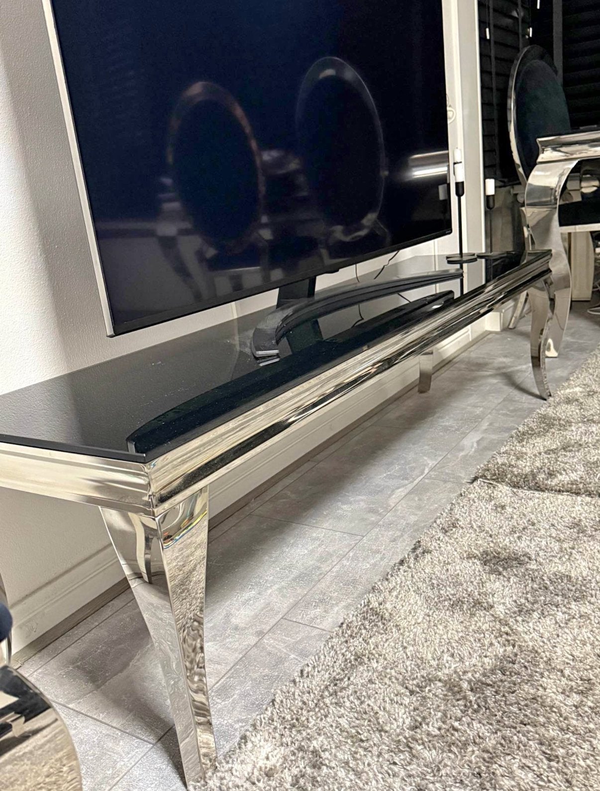 Moderne TV-meubel met glazen blad en chromen poten, Ophalen of Verzenden, Zo goed als nieuw