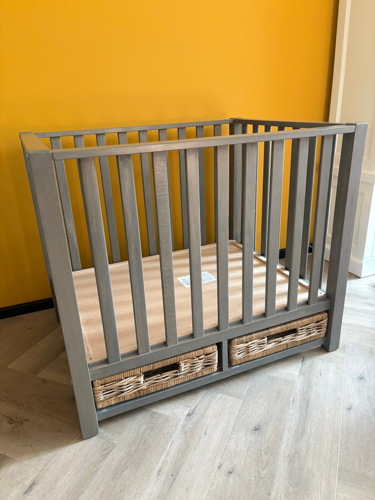 Houten grijze box met rieten mandjes, Kinderen en Baby's, Boxen, Ophalen, Gebruikt, Rechthoekig, In hoogte verstelbaar