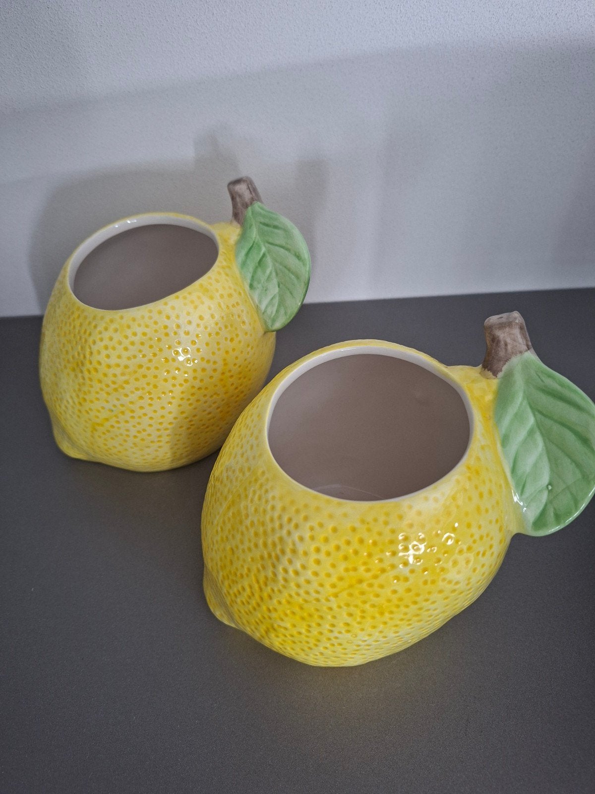 2 Keramieken Bloempotjes in Citroenvorm - Nieuwstaat, Ophalen of Verzenden