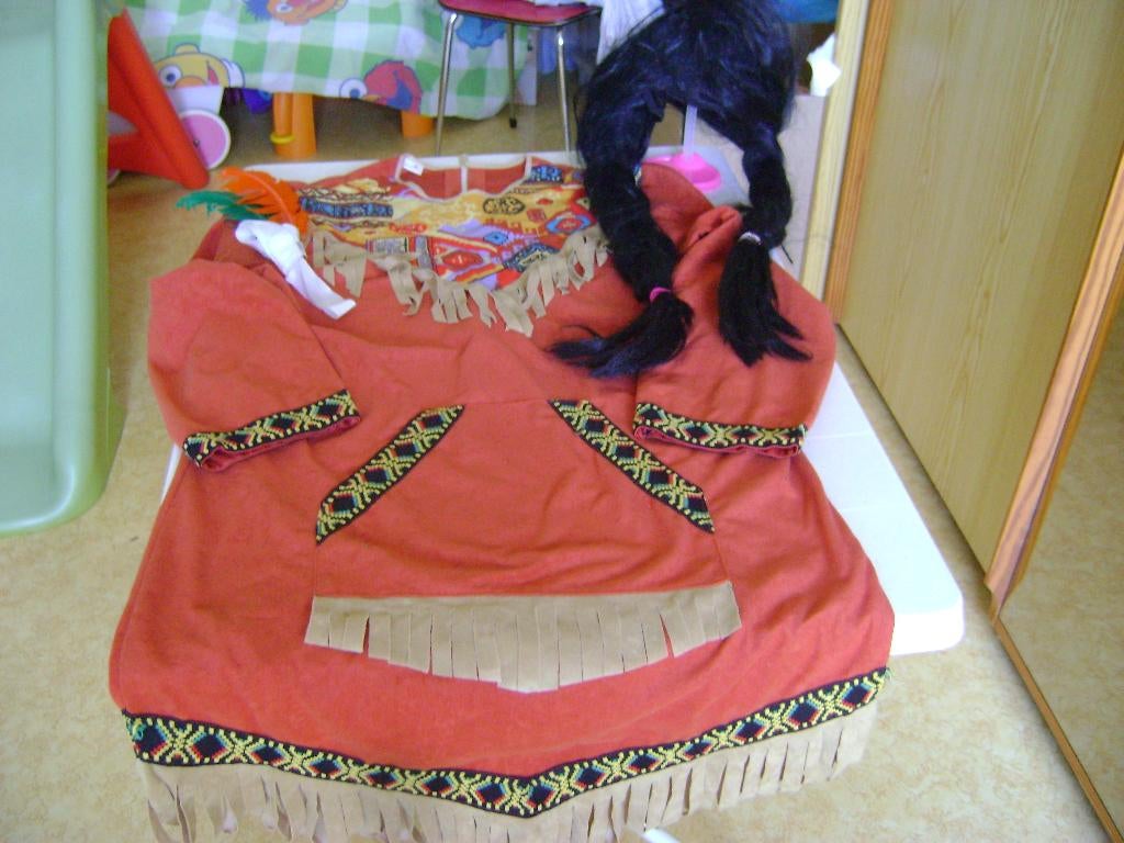 3del indianenjurk mt 38 met pruik en hoofdtooi met veren, Maat 38/40 (M), Carnaval, Ophalen of Verzenden, Zo goed als nieuw