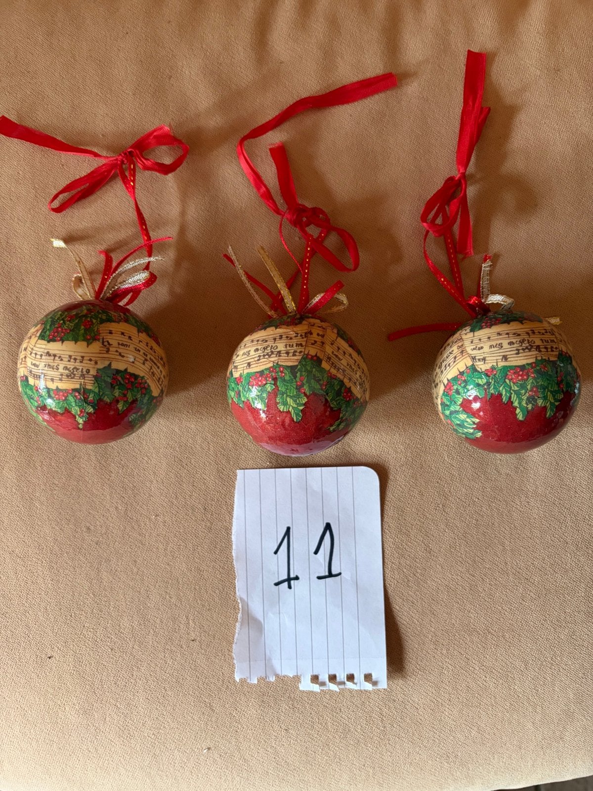 3 kerstballen papier muziekbal rood 6 cm, Ophalen of Verzenden, Zo goed als nieuw