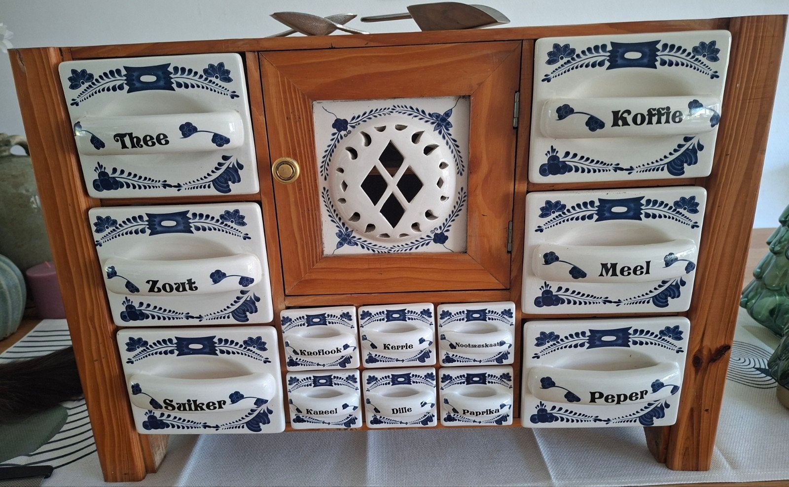 oud houten kruiden kastje, Ophalen