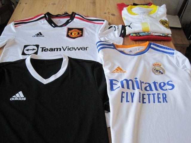 Voetbalshirts en sportkleding pakket (Adidas) maat 164, Ophalen, Adidas, Sport- of Zwemkleding, Zo goed als nieuw
