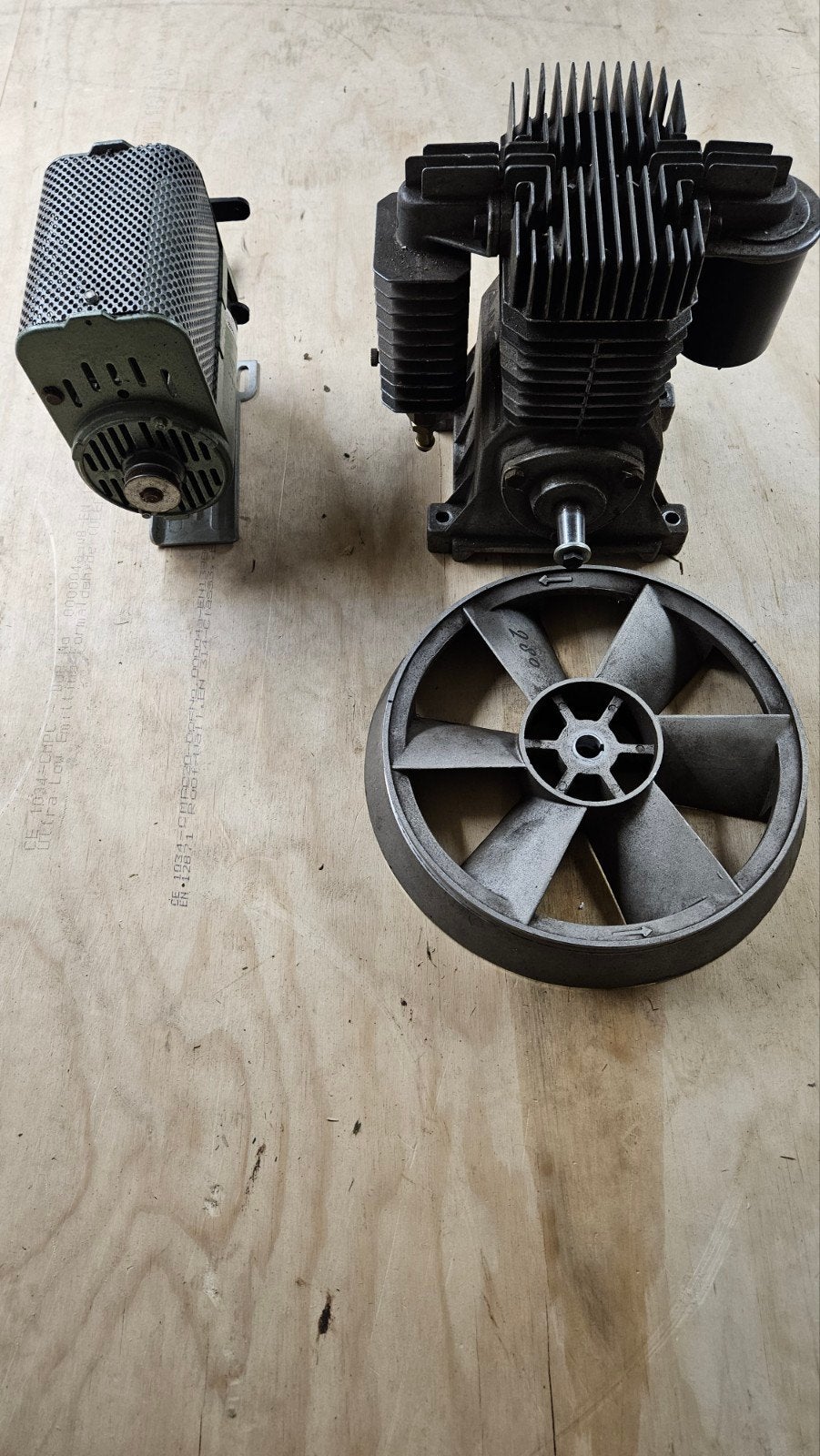 Kleine Compressor in onderdelen., Doe-het-zelf en Verbouw, Minder dan 25 liter, Ophalen, Gebruikt, Minder dan 200 liter/min