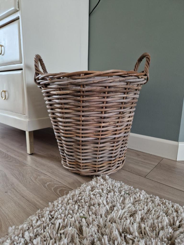Grote stevige mand in mooie whitewashed kleur, Huis en Inrichting, Ophalen, Mand, Rond, Zo goed als nieuw