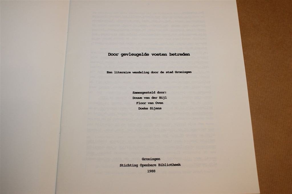 Door gevleugelde voeten... — Literaire wandeling Groningen, Ophalen of Verzenden, Gelezen