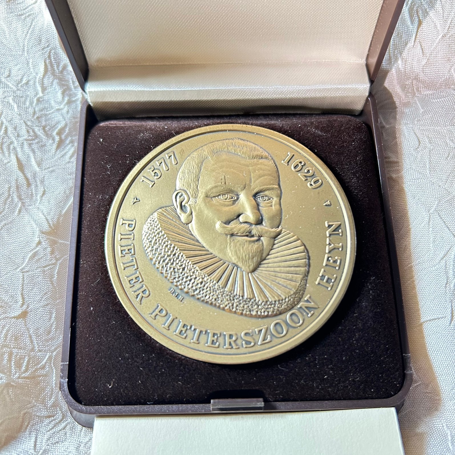 Bronzen gedenkpenning Pieter Pieterszoon Heyn geschenkdoos, Ophalen of Verzenden, Overige materialen