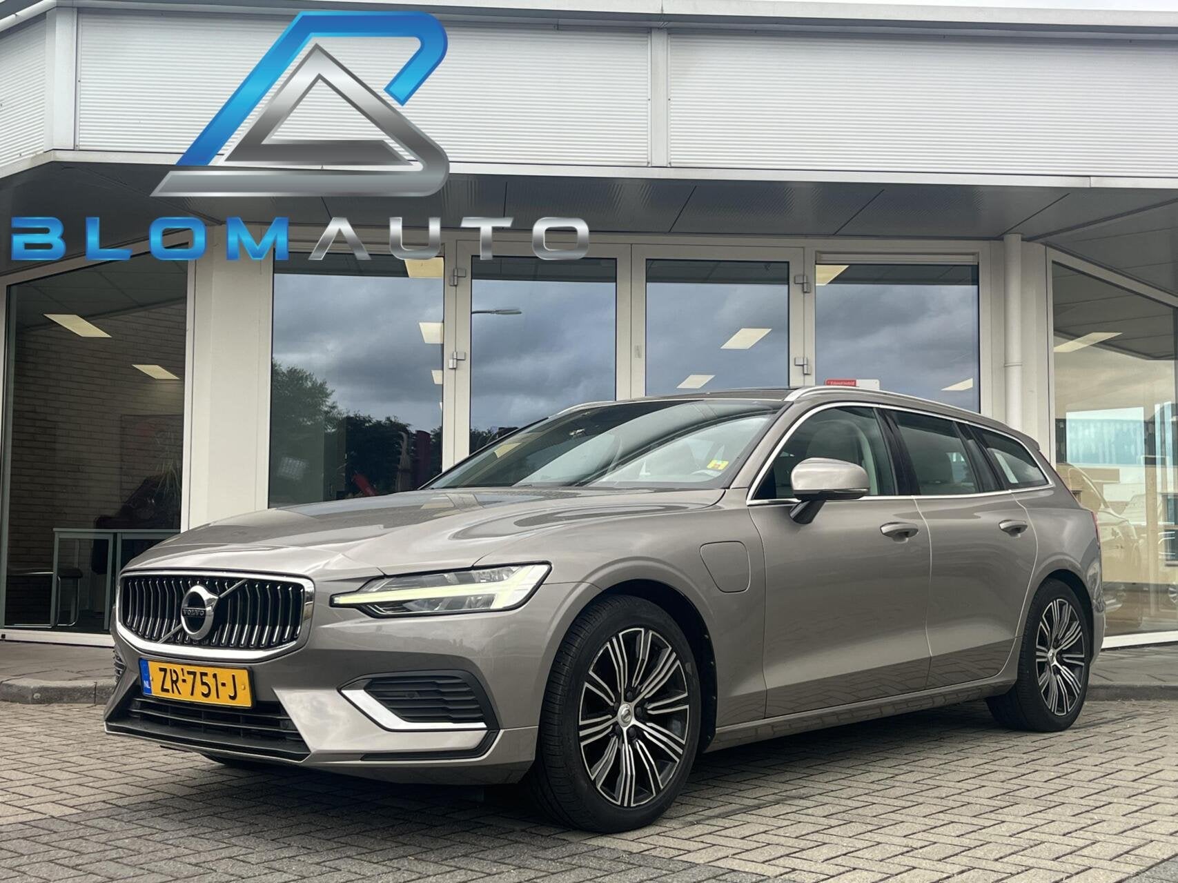Volvo V60 2.0 T8 Twin Engine AWD INSCRIPTION PANO+ACC+MEMORY, Auto's, Volvo, Automaat, Gebruikt, 4 cilinders, Automatische klimaatregeling