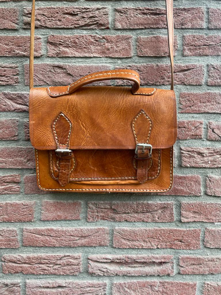 Vintage Leren Schoudertas - Handgemaakt, Sieraden, Tassen en Uiterlijk, Tassen | Schooltassen, Ophalen of Verzenden, Zo goed als nieuw