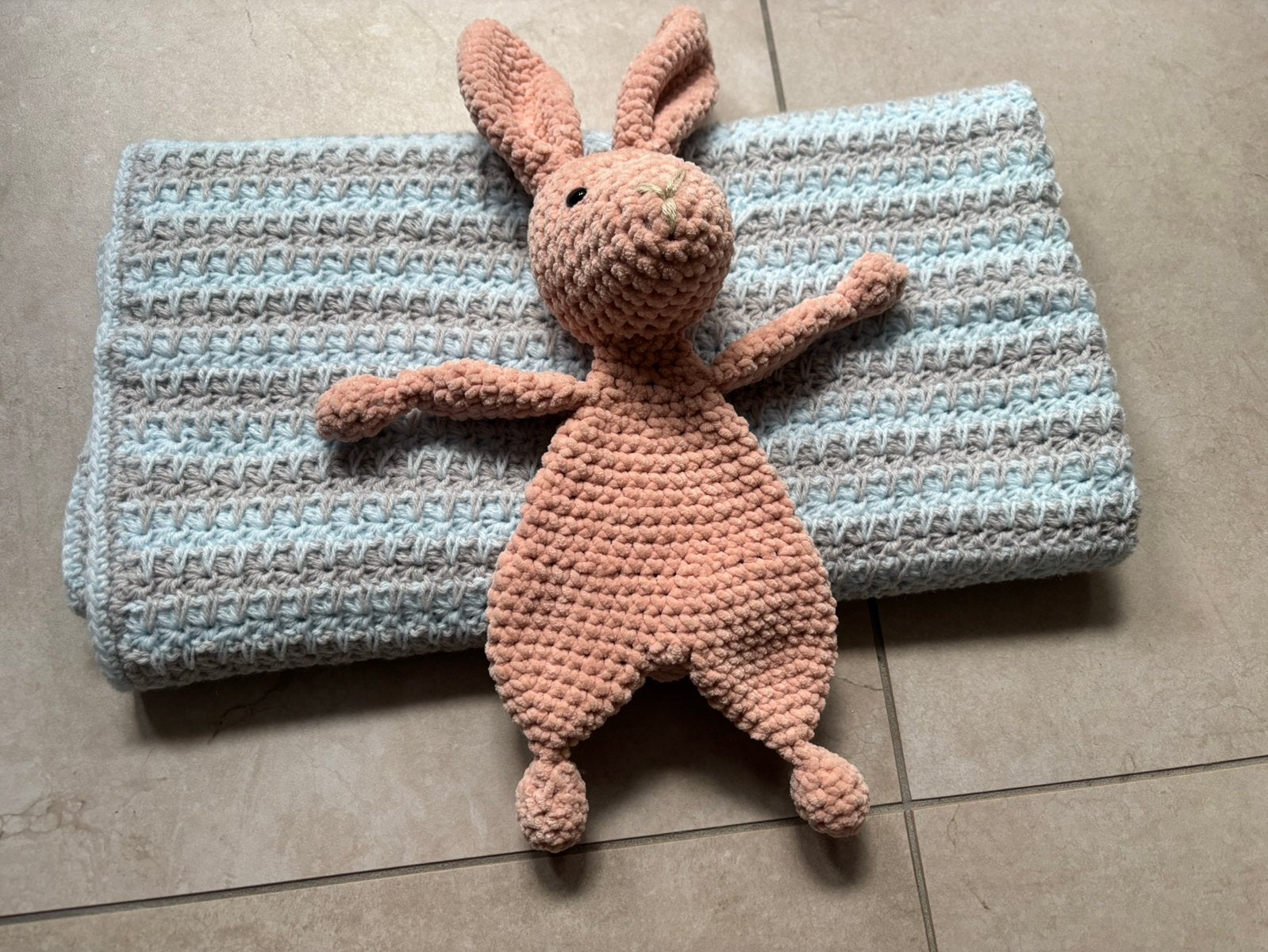 Handgemaakt gehaakt babydekentje in zachte kleuren, Verzenden, Nieuw, Overige merken, Handgemaakt