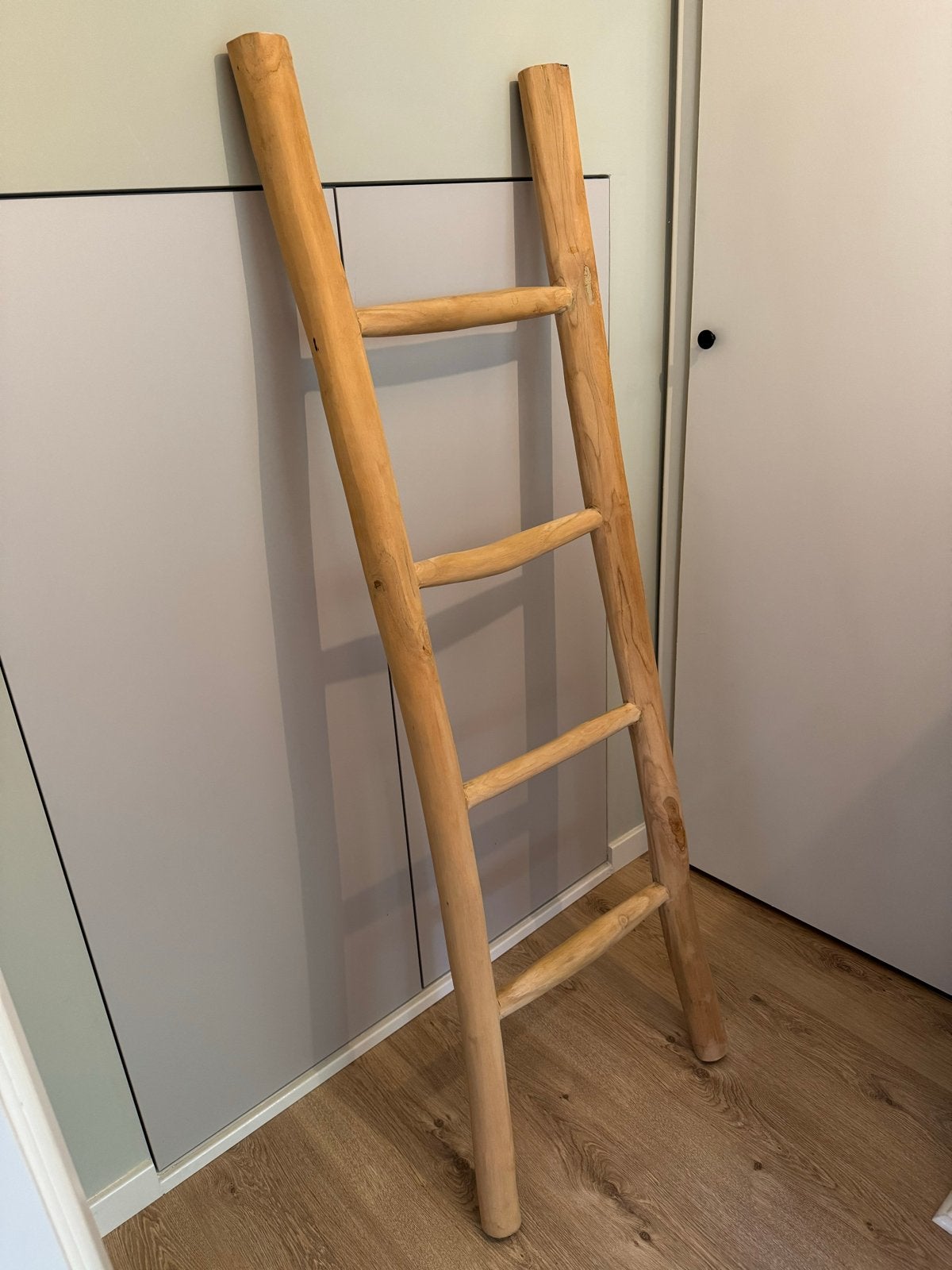 Decoratieve houten trap voor kleding of handdoeken, Huis en Inrichting, Hout, Gebruikt, Ophalen of Verzenden, Landelijk