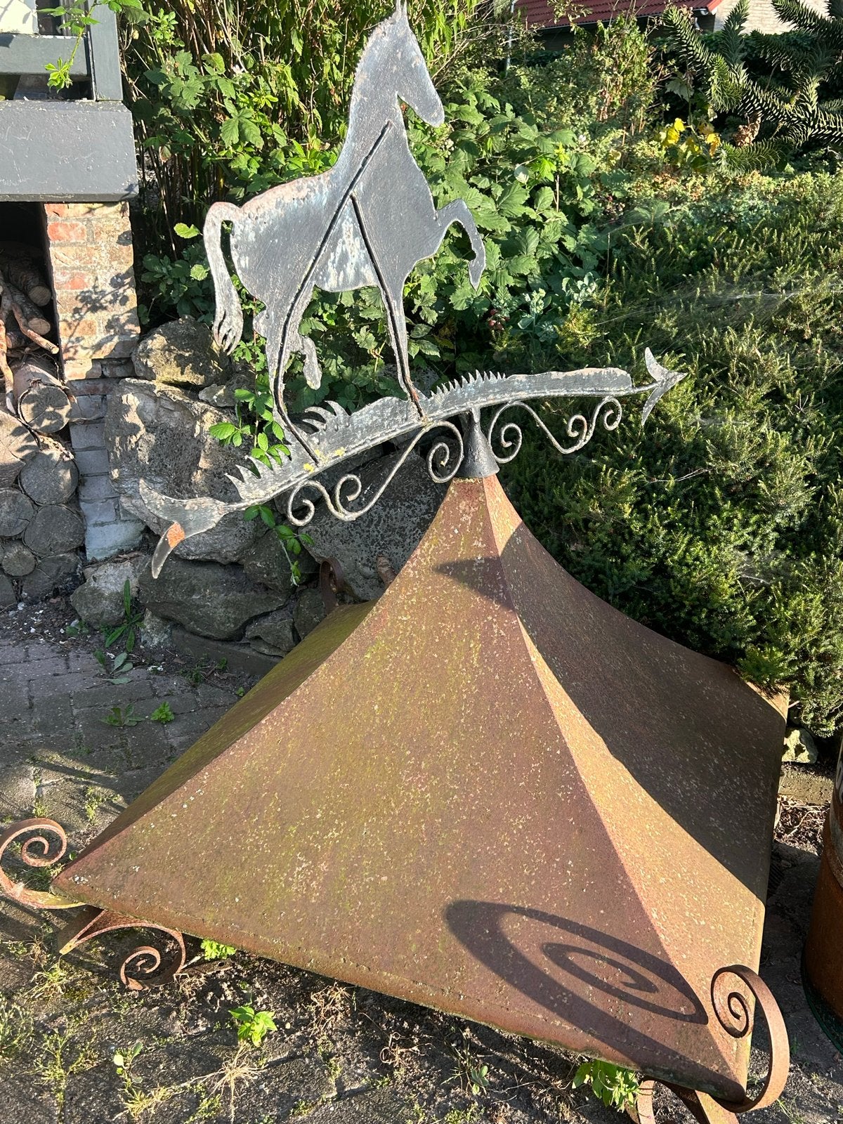 Antieke windwijzer met paard en smeedijzeren voet, Tuin en Terras, Ophalen, Gebruikt