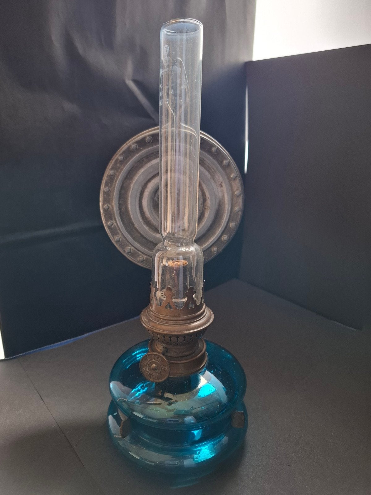 Antieke olielamp met blauw glazen reservoir, Antiek en Kunst, Antiek | Lampen, Ophalen of Verzenden